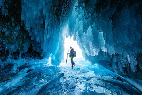 غار یخی در منطقه دریاچه بایکال در شرق سیبری روسیه