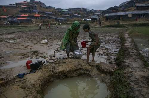 کیفیت آب مصرفی پناهجویان مسلمان میانماری در اردوگاهی در بنگلادش