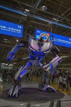 نمایش یک روبات ساخته شده با قطعات خودرو در نمایشگاهی در شهر چانگچون چین