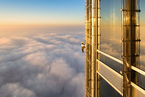یک کارگر در حال تمیز کردن شیشه های طبقه 124 برج خلیفه در دوبی