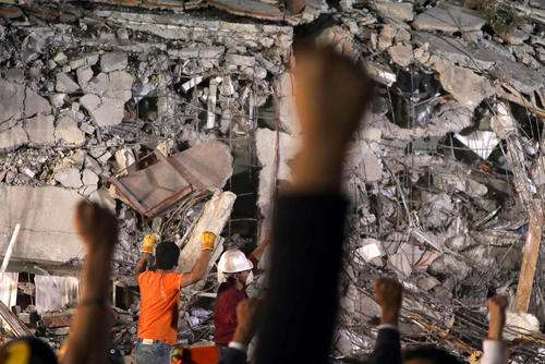 عملیات امداد و نجات زیر آوار ماندگان پس از زلزله مهیب 7.1 ریشتری در شهر مکزیکوسیتی