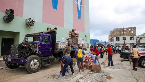 توزیع کمک های غذایی بریتانیا از سوی نیروی دریایی این کشور در بین مردم جزایر ویرجین در کاراییب در آستانه نزدیک شدن توفان ماریا به این جزیره