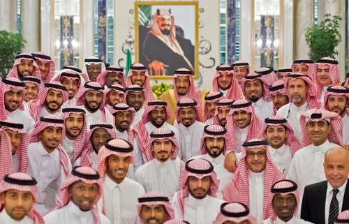 عکس یادگاری اعضای تیم ملی فوتبال عربستان سعودی با ملک سلمان در کاخ پادشاهی در جده