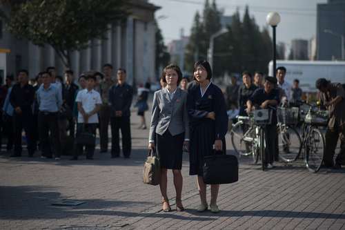 مردم شهر پیونگ یانگ در حال گوش فرا دادن به اظهارات رهبر کره شمالی از مانیتور های بزرگ شهری