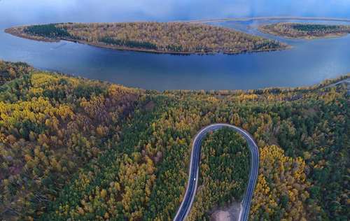 جاده ای جنگلی در کرسنویارسک روسیه