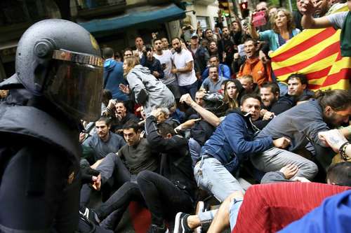 درگیری پلیس اسپانیا با استقلال طلبان منطقه کاتالونیا در شهر بارسلونا 