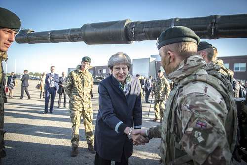 بازدید نخست وزیر بریتانیا از پایگاه نظامی ناتو در تاپا استونی