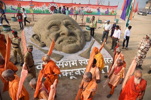 ساختن مجسمه شنی مهاتما گاندی رهبر استقلال هند در سالگرد زادروز او – الله آباد هند