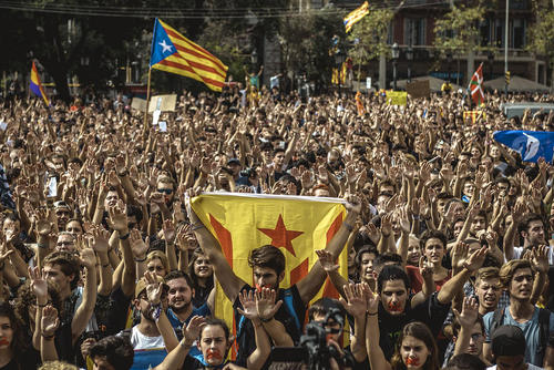 تظاهرات سکوت از سوی حامیان استقلال کاتالونیا در شهر بارسلونا در محکومیت رفتار خشن پلیس اسپانیا در روز برگزاری همه پرسی استقلال این منطقه از اسپانیا