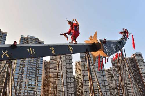 عبور از روی تیغه یک شمشیر بزرگ در جشن ملی چین 