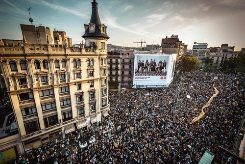 تظاهرات سراسری و اعتصاب عمومی در شهر بارسلونا اسپانیا در اعتراض به دولت مرکزی مادرید و سرکوب پلیس علیه استقلال طلبان کاتالان در روز همه پرسی یکشنبه