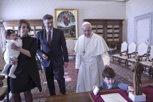 بازیگوشی پسر خردسال رییس جمهور کرواسی در اتاق پاپ در دیدار خانواده رییس جمهور کرواسی از واتیکان
