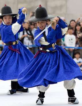 دانش آموزان کره جنوبی در حال تمرین هنرهای رزمی در جریان یک جشنواره – سئول