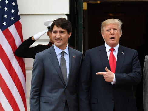 استقبال ترامپ از جاستین ترودو نخست وزیر کانادا در کاخ سفید. ترامپ با ترودو درباره بازنگری واشنگتن در پیمان تجاری 