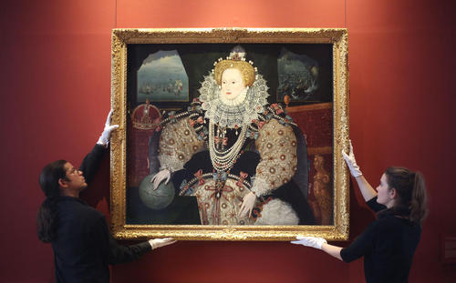 نصب نقاشی پرتره از ملکه الیزابت اول پادشاه اسبق بریتانیا پس از تمیزکاری در موزه سلطنتی بریتانیا- لندن  