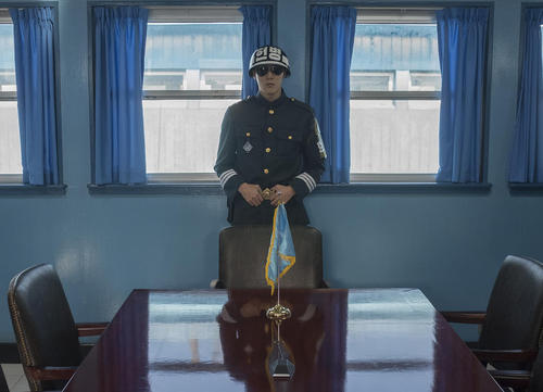 سرباز کره جنوبی در اتاق کنفرانس مشترک دو کره در منطقه صفر مرزی