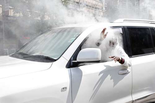 انداختن گاز اشک آور به داخل خودرو یک شخصیت اپوزیسیون دولت کنیا در جریان تظاهرات ضد دولتی – کنیا