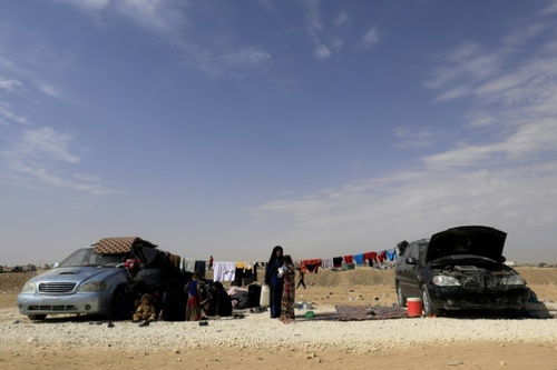 مردم در حال فرار از شهر رقه سوریه / خبرگزاری فرانسه