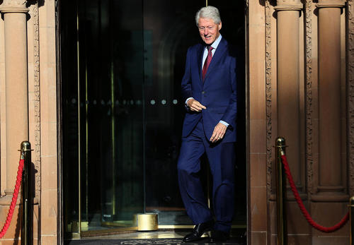 بیل کلینتون رییس جمهور اسبق آمریکا در حال ترک یک هتل در شهر بلفاست ایرلند شمالی پس از دیدار با خانم 