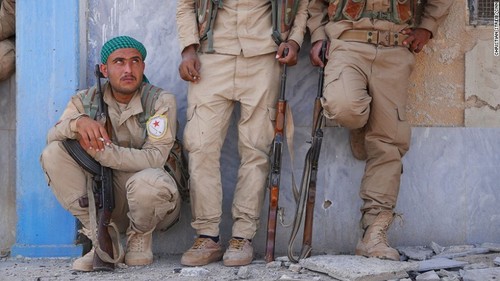 نیروهای کُرد موسوم به نیروهای دموکراتیک سوریه در استادیوم رقه 