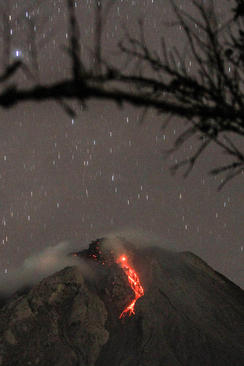 فعالیت کوه آتشفشانی در کارو اندونزی