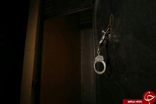 دستبند آویزان شده از دیوار یکی از زندان‌های داعش