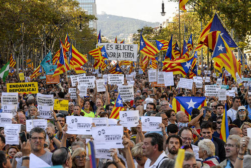 تظاهرات دهها هزار نفری جدایی طلبان در مرکز شهر بارسلونا اسپانیا در اعتراض به اقدام دولت اسپانیا به بازداشت یکی از رهبران جدایی طلب منطقه کاتالونیا