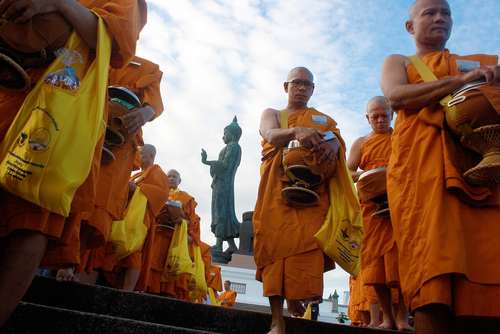 راهبان بودایی در حال جمع آوری اعانه از مردم – تایلند