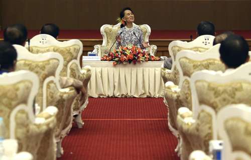 سخنرانی آنگ سان سوچی در مرکز هماهنگی ملی و صلح میانمار در جلسه ای برای دریافت کمک های مردمی به منظور توسعه استان مسلمان نشین راخین میانمار