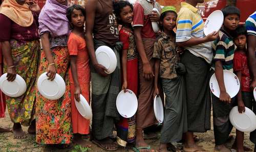 صف دریافت غذا در اردوگاه پناهجویان مسلمان میانماری در بنگلادش