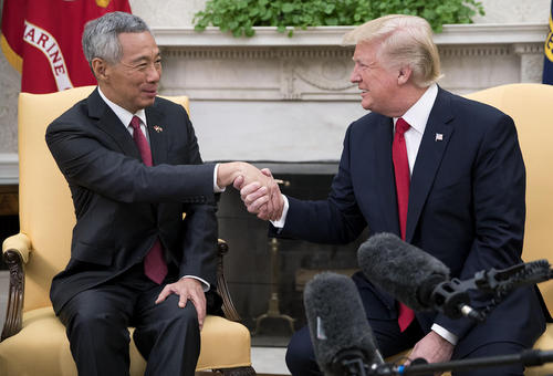 دست دادن ترامپ با نخست وزیر سنگاپور در کاخ سفید