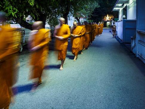 شرکت راهبان بودایی در نخستین روز از مراسم رسمی تشییع پیکر پادشاه فقید تایلند یک سال پس از مرگ او – بانکوک