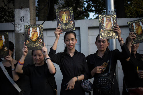 حضور مردم تایلند در نخستین روز از مراسم رسمی تشییع و تدفین پیکر پادشاه فقید این کشور یک سال پس از مرگ او - بانکوک