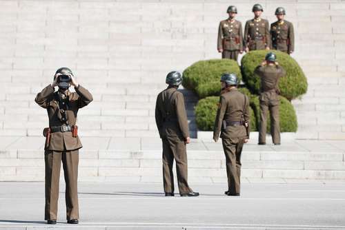 سرباز مرزی کره شمالی در حال تماشای سفر وزیران دفاع آمریکا و کره جنوبی به آن سوی نقطه صفر مرزی