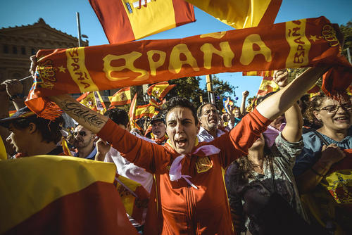 تظاهرات گسترده مخالفان جدایی طلبی از مادرید در شهر بارسلونا اسپانیا