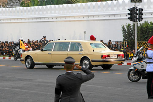 خودروی حامل خاکستر پیکر سوزانده شده پادشاه فقید تایلند در حال حرکت در خیابان های بانکوک. دیروز آیین 1 ساله سوگواری برای پادشاه فقید تایلند همزمان با سوزاندن پیکر او خاتمه یافت.