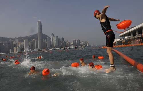 مسابقات سالانه شنای 1 کیلومتری تا ساحل هنگ کنگ