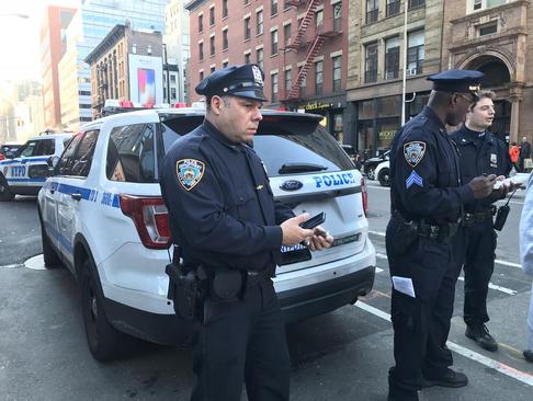 تشدید تدابیر امنیتی پلیس نیویورک در محله منهتن پس از حمله تروریستی دیروز. حمله دیروز خونبارترین حمله تروریستی به این شهر پس از 11 سپتامبر 2001 است.