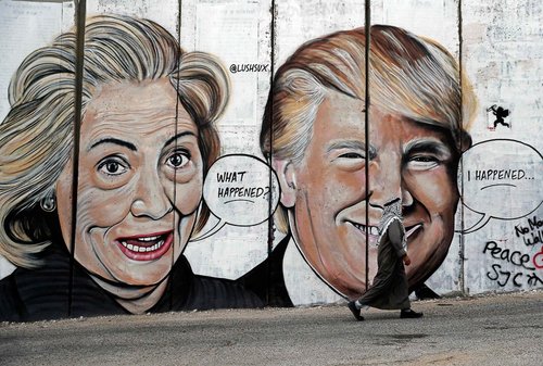 نقاشی دیواری جدید از دونالد ترامپ و هیلاری کلینتون روی دیوارهای امنیتی اسراییل در شهر بیت لحم در کرانه غربی فلسطین