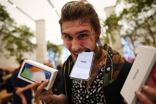خرید گوشی های جدید آیفون ایکس در فروشگاه اپل در لندن