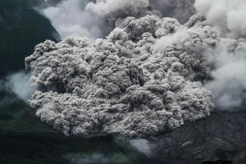 غبارهای ناشی از فعالیت آتشفشان کوه سینابونگ در کارو اندونزی