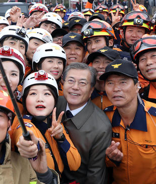 سلفی گرفتن آتش نشانان کره جنوبی با رییس جمهور این کشور در آکادمی ملی آتش نشانی در شهر چئونان