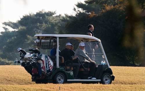 گلف بازی ترامپ با نخست وزیر ژاپن در جریان سفر به ژاپن