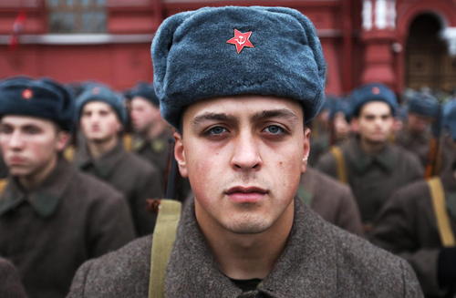 حضور سربازان ارتش روسیه در لباس های دوران جنگ دوم جهانی در مراسم هفتادوششمین سالگرد اعزام ارتش سرخ شوروری به جنگ با آلمان نازی- میدان سرخ مسکو