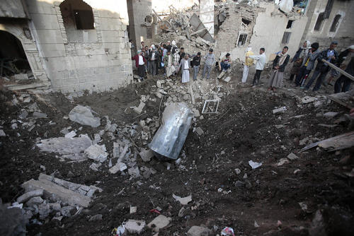 بقایای بمب سعودی در مقر وزارت دفاع یمن در شهر صنعا