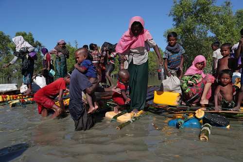 ورود پناهجویان مسلمان میانماری از طریق رود مرزی به بنگلادش