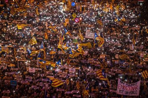 تظاهرات بزرگ جدایی طلبان کاتالونیا اسپانیا در شهر بارسلون همزمان با سفر ماریانا راخوی نخست وزیر اسپانیا به این شهر