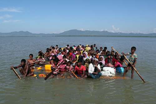 رسیدن دهها پناهجوی مسلمان میانماری با قایق به سواحل بنگلادش