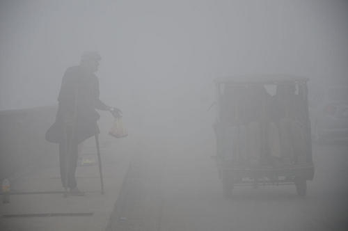 آلودگی کم سابقه هوا در شهر لاهور پاکستان. این آلودگی و کاهش دید منجر به لغو پروازها به فرودگاه این شهر شده است