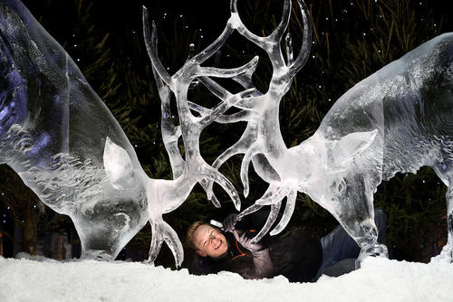 هنرمند اسکاتلندی در واپسین مراحل ساخت یک اثر یخی برای نمایشگاه سازه های برفی و یخی – ادینبورگ